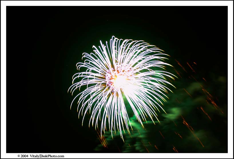 SouthwickCarnivalFireWorks2004 75CWX